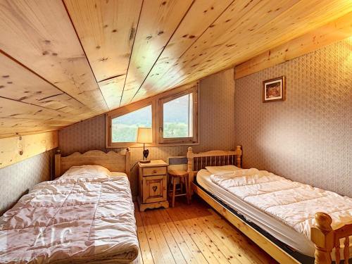 deux lits dans une chambre avec un plafond en bois dans l'établissement Grand Duplex 110m² 3 Chambres avec Balcon & Terrasse - FR-1-560-3, à Combloux