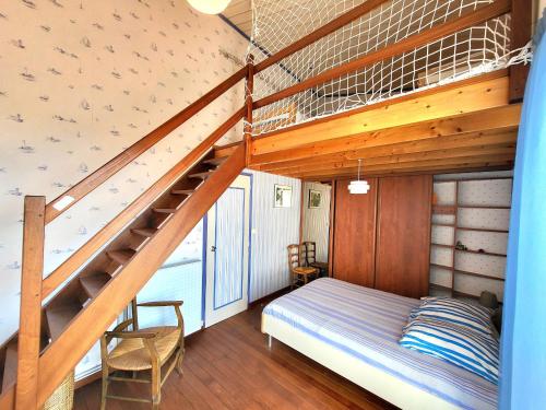 une chambre avec un lit superposé et un escalier dans l'établissement Appartement Duplex 3P - Terrasse - Parking Privé - Les Sables-d'Olonne - FR-1-92-809, à Les Sables-dʼOlonne