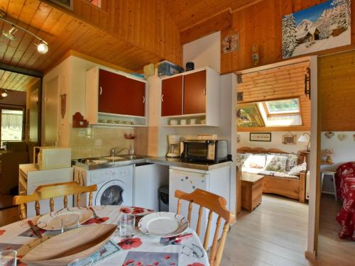 une cuisine et une salle à manger avec une table et des chaises dans l'établissement Duplex montagnard cosy pour 6, près des pistes, équipé et confortable à Bernex - FR-1-498-31, à Bernex
