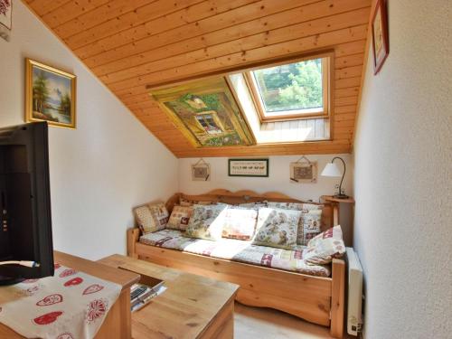 une chambre avec un lit dans une petite pièce dans l'établissement Duplex montagnard cosy pour 6, près des pistes, équipé et confortable à Bernex - FR-1-498-31, à Bernex