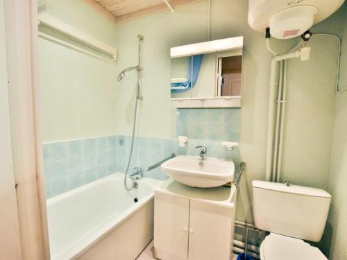 une salle de bain avec un lavabo, des toilettes et une baignoire dans l'établissement Duplex montagnard cosy pour 6, près des pistes, équipé et confortable à Bernex - FR-1-498-31, à Bernex