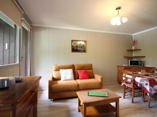 un salon avec un canapé et une table dans l'établissement Mont-Dore : T2 avec balcon et WIFI - FR-1-608-58, à Le Mont-Dore