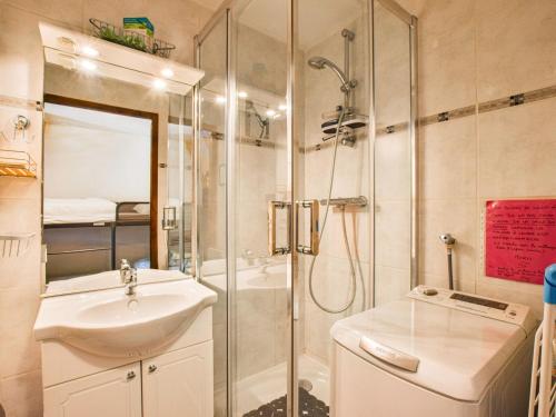 une salle de bain avec douche et lavabo dans l'établissement Charmant Duplex avec Balcon et Parking à Bernex, Proche Remontées Mécaniques - FR-1-498-36, à Bernex