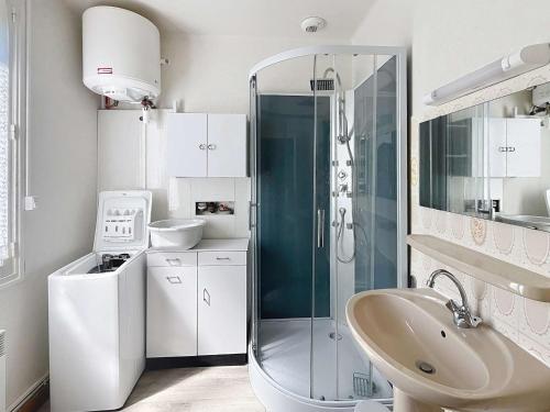 une salle de bain avec une douche en verre et un lavabo dans l'établissement Maison plain-pied à 150m de la plage avec jardin clos et terrasse - Jullouville - FR-1-361-34, à Jullouville