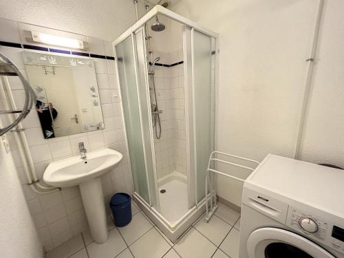 une salle de bain blanche avec une douche et un lavabo dans l'établissement Charmante maison à 150m de la plage, 2 chambres, jardinet, proche Jullouville et St Pair-sur-Mer - FR-1-361-33, à Saint-Pair-sur-Mer