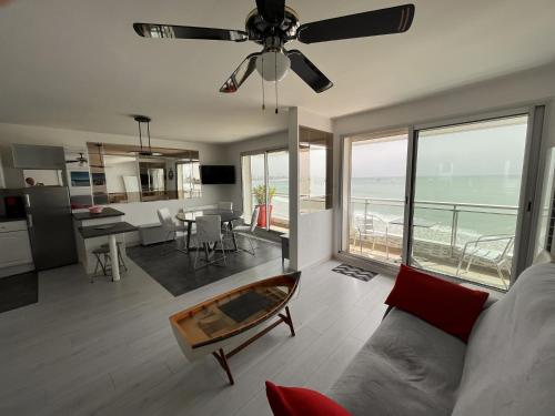 Photo de la galerie de l'établissement Appartement 2 chambres face plage avec parking, 3 étoiles - FR-1-197-376, à Les Sables-dʼOlonne