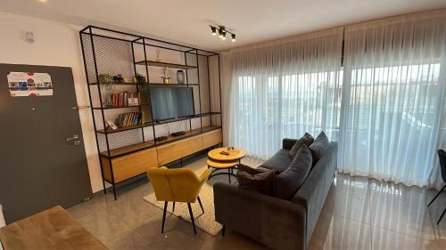 Posezení v ubytování C Kinneret 2BR With Private Pool