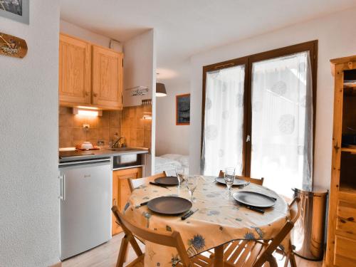 Il dispose d'une cuisine avec une table et des chaises. dans l'établissement Charmant T2 de 23m² à Bernex, proche pistes et randonnées, avec balcon et tout équipé - FR-1-498-34, à Bernex