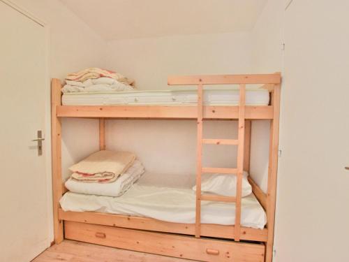 une chambre avec deux lits superposés dans l'établissement Charmant T2 de 23m² à Bernex, proche pistes et randonnées, avec balcon et tout équipé - FR-1-498-34, à Bernex