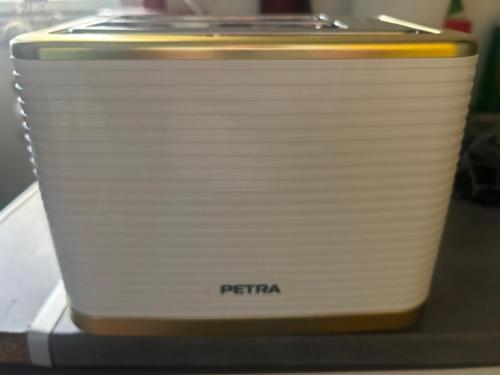 a white toaster sitting on top of a counter at Duplex Le Nusa in Perpignan