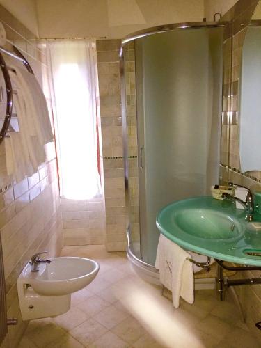 a bathroom with a green sink and a shower at Agriturismo Cervano in Toscolano Maderno