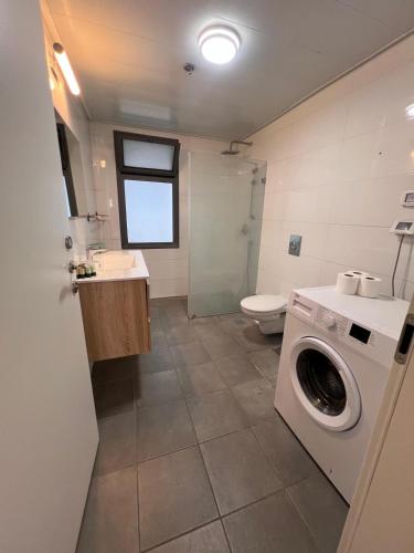 ミグダルにあるC Kinneret 2BR With Private Poolのバスルーム(洗濯機、トイレ付)