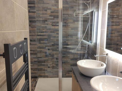une salle de bain avec un lavabo et une douche en verre dans l'établissement Duplex Montagne avec Sauna, Wifi, Parking - FR-1-516-147, à Les Deux Alpes