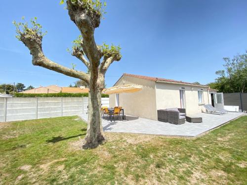 Maison de Charme au Calme avec Jardin Clos, WIFI, Proche Plage du Marais Girard, Animaux Acceptés - FR-1-231-133