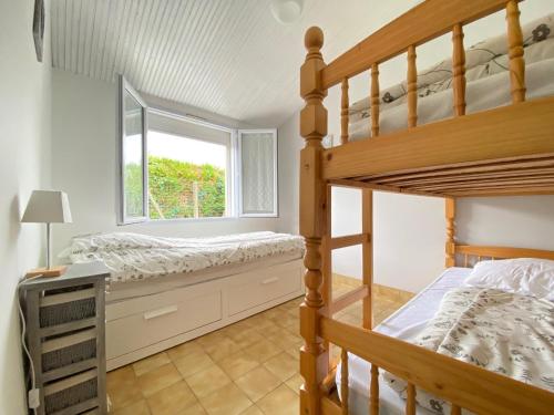 une chambre avec un lit superposé et une fenêtre dans l'établissement Maison de Charme au Calme avec Jardin Clos, WIFI, Proche Plage du Marais Girard, Animaux Acceptés - FR-1-231-133, à Bretignolles-sur-Mer