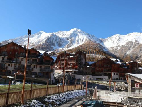 Appartement 4 pièces, 6 personnes, skis aux pieds, piscine et sauna - FR-1-322-385