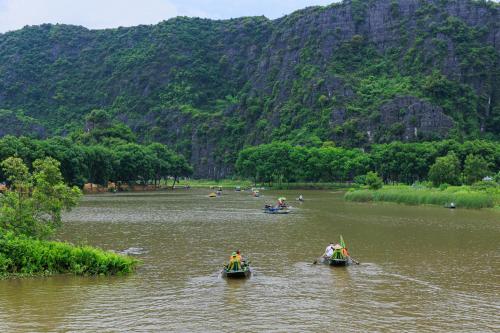 a group of people in boats on a river at Heartfelt Hideaway in Vũ Lâm