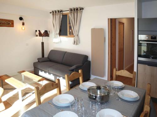 Appartement 4 pièces, 6 personnes, skis aux pieds, piscine et sauna - FR-1-322-385