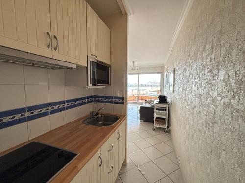 une cuisine avec un évier et un plan de travail dans l'établissement Studio face mer avec garage et proche centre ville, plage, commerces - FR-1-197-486, à Les Sables-dʼOlonne