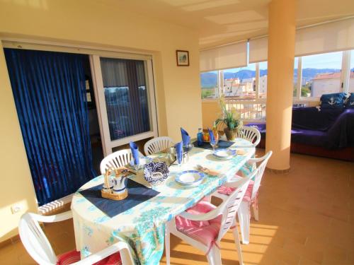 Apartamento Soleado con Terraza, A/A y Garaje en Roses, Cerca de Playa y Parque Natural - ES-258-63