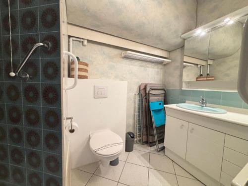 une salle de bain avec toilettes et lavabo dans l'établissement Studio face mer avec garage et proche centre ville, plage, commerces - FR-1-197-486, à Les Sables-dʼOlonne