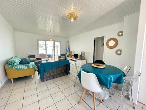 un salon avec une table et un canapé dans l'établissement Maison charmante proche mer avec jardin, véranda et WIFI - Quartier La Sauzaie - FR-1-231-232, à Bretignolles-sur-Mer