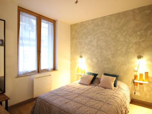 ル・モンドールにあるCharmant F3 avec Parking Privé, proche thermes et commodités - 4 pers, animaux acceptés - FR-1-415-77のベッドと窓のある寝室