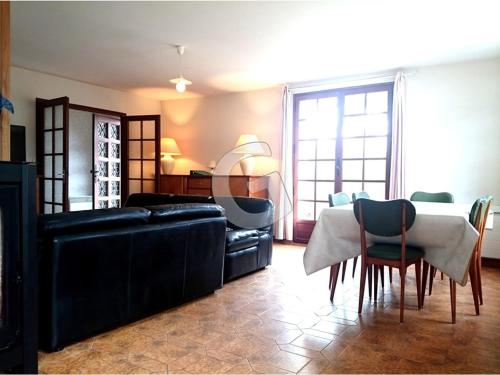 un salon avec un canapé, une table et des chaises dans l'établissement Maison pour 6 avec Wi-Fi, 500m plage, jardin clos, parking - La Tranche-sur-Mer - FR-1-357-78, à La Tranche-sur-Mer