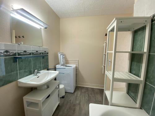 une salle de bain avec un lavabo, une douche et un miroir dans l'établissement Charmant T2 rénové avec balcon et parking, accès direct plage - Saint Brevin - FR-1-364-115, à Saint-Brévin-les-Pins