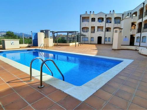 Apartamento en Llançà con Piscina Comunitaria y Terraza, a 10 Minutos de la Playa - ES-170-32