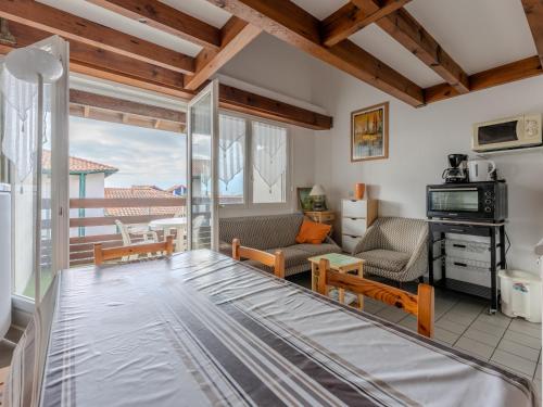 un salon avec vue sur l'océan dans l'établissement Appartement Duplex 6 pers à 300m de l'Océan – Balcon Sud, Cuisine Équipée, Proche Centre - FR-1-521-99, à Biscarrosse-Plage