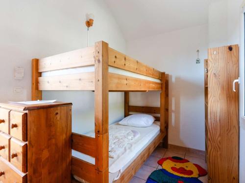 une chambre avec deux lits superposés dans une pièce dans l'établissement Pavillon 3 pièces proche plage du Grazel, climatisation, parking privé - FR-1-409-84, à Gruissan