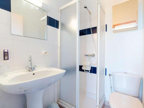 une salle de bain avec un lavabo, une douche et des toilettes dans l'établissement Pavillon 3 pièces proche plage du Grazel, climatisation, parking privé - FR-1-409-84, à Gruissan