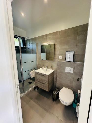 une salle de bain avec toilettes et lavabo dans l'établissement N3 Maison T2 climatisé, à Ajaccio