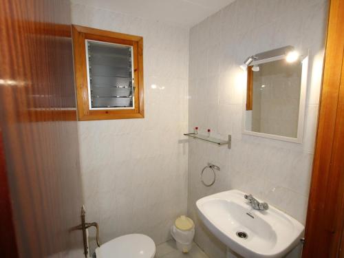 Koupelna v ubytování Vacaciones junto al mar: piscina, aire acondicionado, mascotas bienvenidas, playa para perros, WiFi gratis - ES-184-13