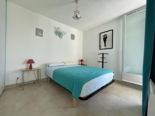 une chambre avec un lit, une table et une fenêtre dans l'établissement Appartement T2 cabine avec climatisation, parking privatif à Sète - FR-1-338-466, à Sète