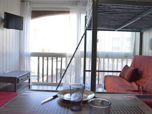 un salon avec un canapé et une table dans l'établissement Studio rénové au Cap d'Agde : 4 couchages, clim, proche plage et port, parking à proximité - FR-1-249-351, au Cap d'Agde