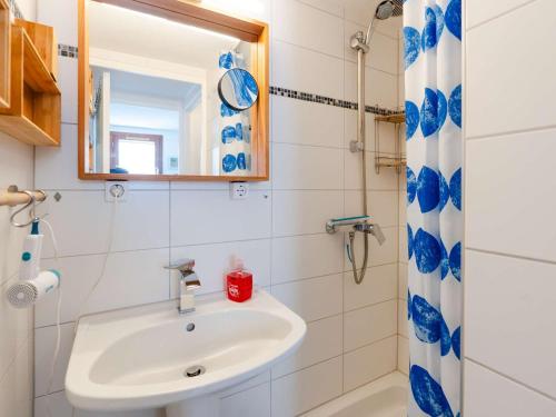 une salle de bain avec un lavabo et une douche dans l'établissement Charmant Pavillon T3 avec Terrasse Sud, Piscine, Proche Mer à Gruissan - FR-1-409-198, à Gruissan