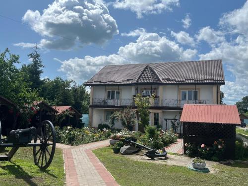 a house with a cannon in front of it at Parusa Maklaia in Baturyn