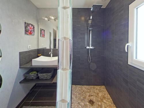 un baño con ducha y lavabo en Maison rénovée à Locmiquélic : 3 min du Batobus, proche sentiers et commerces, 4-6 pers. - FR-1-349-128, en Locmiquélic