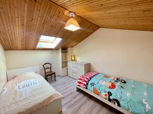 une chambre avec un lit et un plafond en bois dans l'établissement Maison Confortable à 300m de la Plage des Dunes avec Jardin et Parking Privé - FR-1-231-188, à Bretignolles-sur-Mer