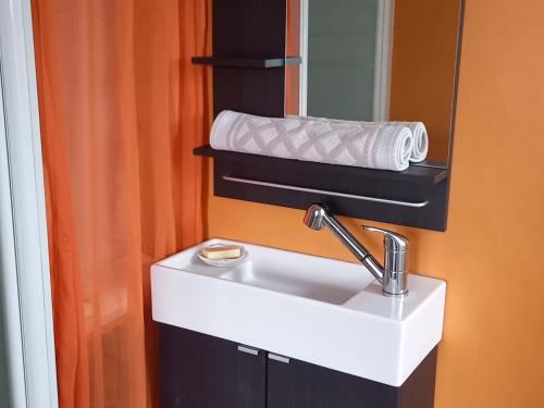 une salle de bain avec un lavabo blanc et un miroir dans l'établissement Maison familiale à Notre-Dame-de-Monts - Plage à 600m, jardin, 3 chambres, confort moderne - FR-1-540-153, à Notre-Dame-de-Monts