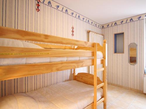 une chambre avec deux lits superposés dans l'établissement Appartement F2 bis, 50m², centre Mont-Dore, wifi, tout équipé, animaux acceptés - FR-1-415-132, à Le Mont-Dore