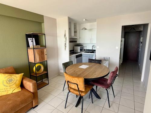 une cuisine et une salle à manger avec une table et des chaises dans l'établissement Studio 3* avec Alcôve, Balcon Face Mer, Plage à 150m - Les Sables-d'Olonne - FR-1-92-921, à Les Sables-dʼOlonne