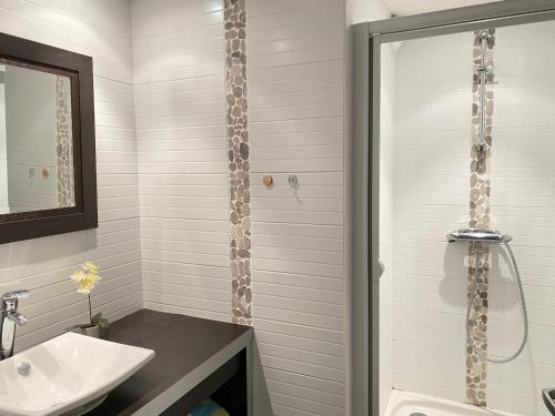 une salle de bain avec douche et lavabo dans l'établissement Villa familiale avec piscine privée chauffée, 800m plage, WiFi - FR-1-231-260, à Bretignolles-sur-Mer