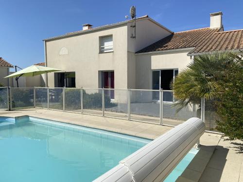 une piscine devant une maison dans l'établissement Villa familiale avec piscine privée chauffée, 800m plage, WiFi - FR-1-231-260, à Bretignolles-sur-Mer