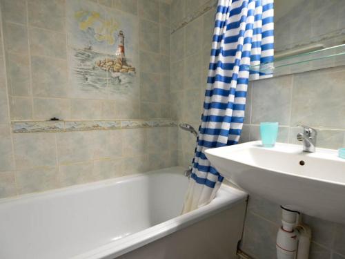 une salle de bain avec un lavabo et une baignoire et un lavabo dans l'établissement Location Vacances La Palmyre - Maison 4/5 pers. avec Piscine, Proche Plages & Commerces. - FR-1-705-6, à La Palmyre