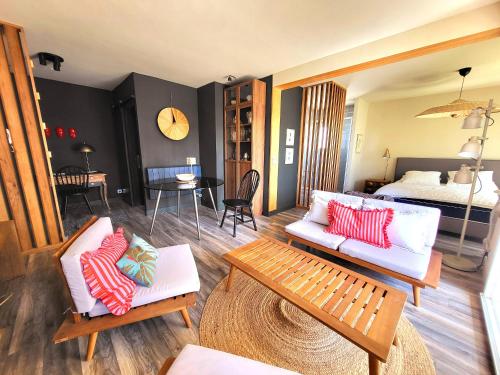 - un salon avec deux canapés et un lit dans l'établissement Appartement moderne rénové - Face mer - Terrasse - WiFi gratuit - FR-1-92-818, à Les Sables-dʼOlonne