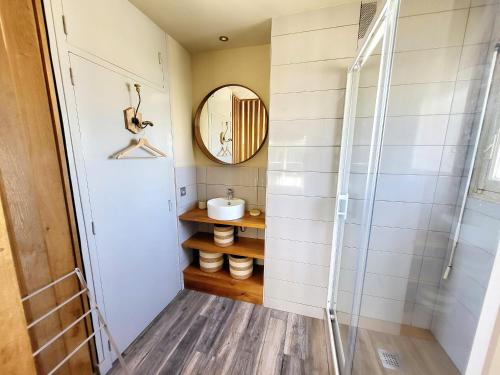 une salle de bain avec un lavabo et un miroir dans l'établissement Appartement moderne rénové - Face mer - Terrasse - WiFi gratuit - FR-1-92-818, à Les Sables-dʼOlonne