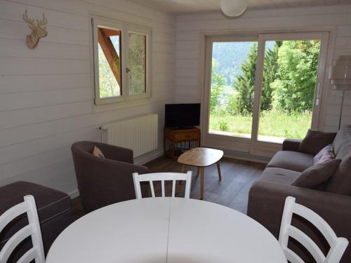 un salon avec un canapé et une table dans l'établissement Appartement chalet rénové 6 pers avec terrasse proche Evian, ski et randonnée - FR-1-498-29, à Saint-Paul-en-Chablais